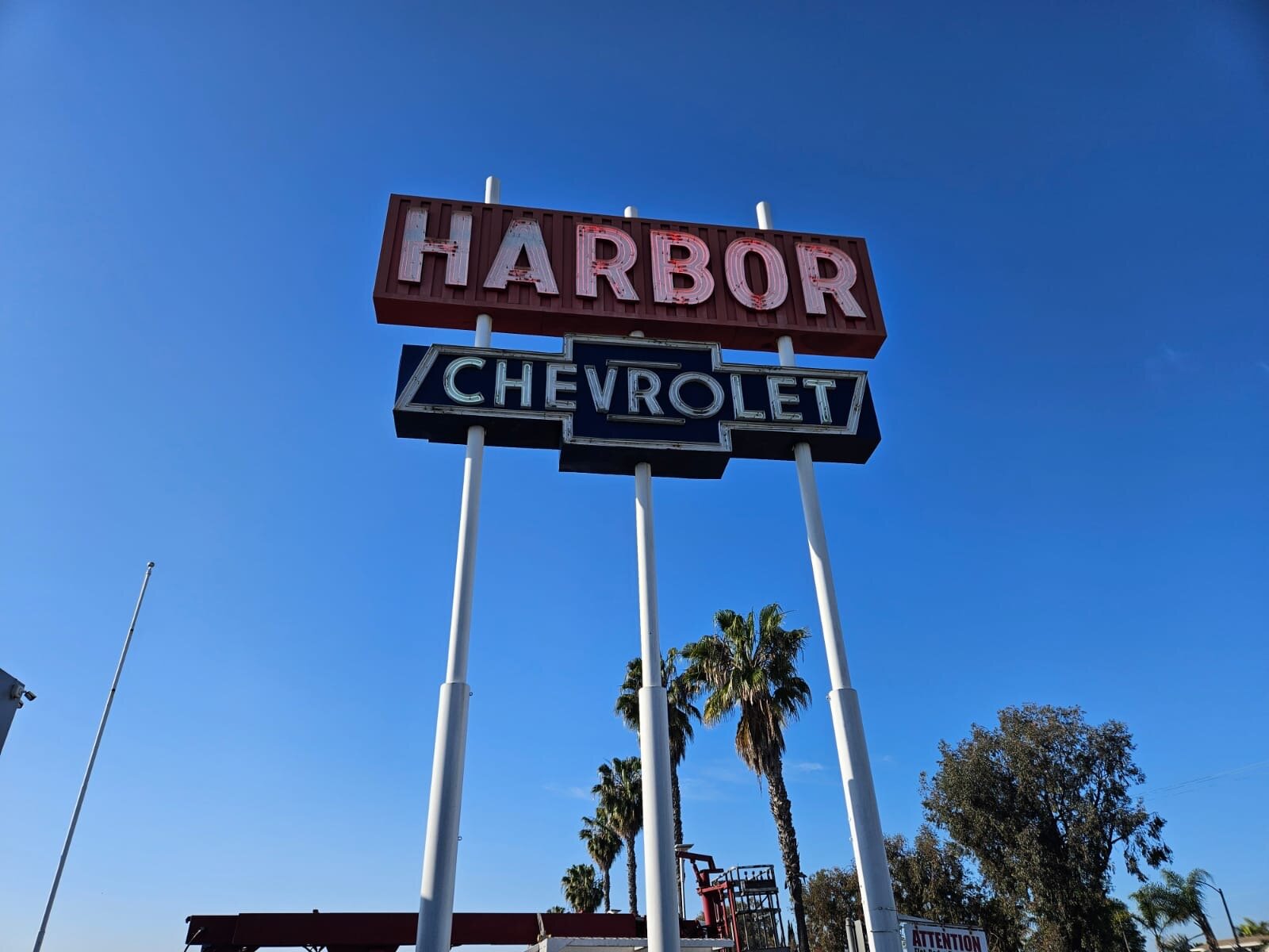 Multi-tenant pylon sign rising above a Southern California shopping center
