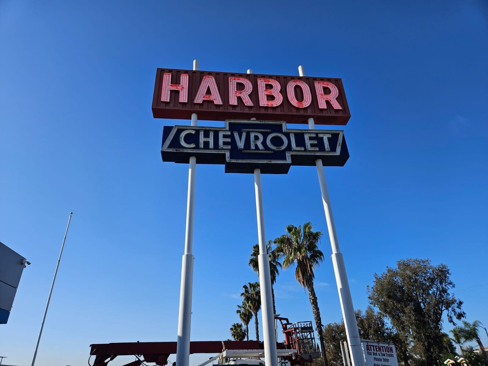 Freestanding commercial pylon sign installed roadside in Southern California